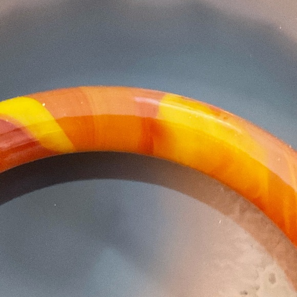 Vintage orange Bakelite bangle bracelet - Picture 4 of 5